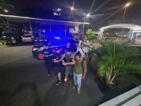 Pelaku penusuk lansia di Kebon Jeruk dibawa anggota Polres Metro Jakarta Barat. Foto: Dok. Polres Metro Jakarta Barat