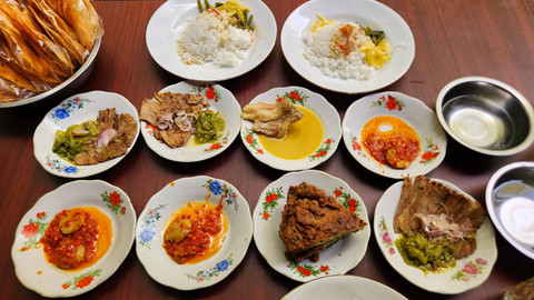 Aneka menu dan dendeng batokok khas Padang di RM Rinai Pambasuah Luko, Pasar Rumput, Jakarta (17/15/24). Foto: Azalia Amadea/kumparan 