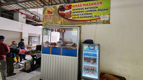 Aneka menu dan dendeng batokok khas Padang di RM Rinai Pambasuah Luko, Pasar Rumput, Jakarta (17/15/24). Foto: Azalia Amadea/kumparan 