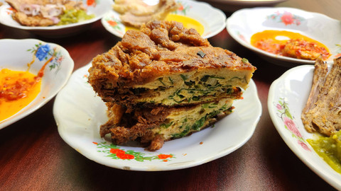 Aneka menu dan dendeng batokok khas Padang di RM Rinai Pambasuah Luko, Pasar Rumput, Jakarta (17/15/24). Foto: Azalia Amadea/kumparan 