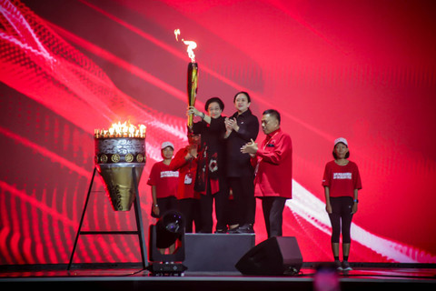 Ketua Umum PDIP Megawati Soekarnoputri menyalakan obor pada Rakernas V PDIP di Beach City International Stadium Ancol, Jakarta, Jumat (24/5/2024). Foto: Jamal Ramadhan/kumparan