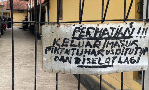 Gerbang kontrakan Pegi alias Perong alias Pegi Setiawan (30) di Katapang, Kabupaten Bandung. Foto: kumparan