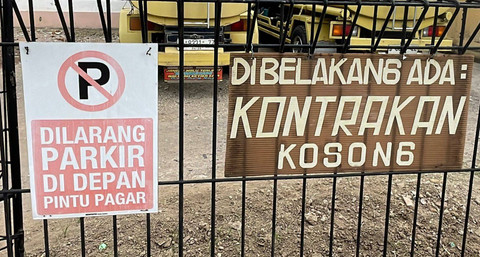 Gerbang kontrakan Pegi alias Perong alias Pegi Setiawan (30) di Katapang, Kabupaten Bandung. Foto: kumparan