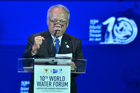Presiden World Water Council Loic Fauchon (kanan) dan Menteri PUPR Basuki Hadimuljono (kiri) memberikan sambutan saat upacara penutupan World Water Forum ke-10 2024 di Nusa Dua, Badung, Bali, Jumat (24/5/2024). Foto: Bayu Pratama S/ANTARA FOTO