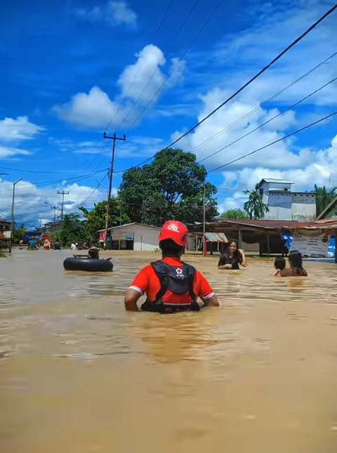 Banjir melanda kawasan Pasar Lama, Kecamatan Ngabang, Kabupaten Landak. Foto: Dok. Instagram @pmiprovkalbar