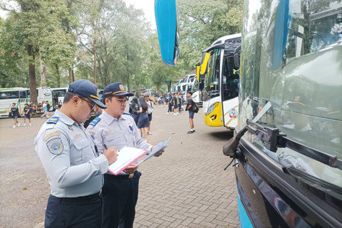 Petugas melakukan inspeksi keselamatan kendaraan atau ramp check sejumlah bus pariwisata yang mengangkut rombongan wisatawan dan study tour ke Pulau Dewata di Kebun Raya Bedugul Kabupaten Tabanan, Jumat (24/5/2024). Foto: Dok. Balai Pengelola Transportasi