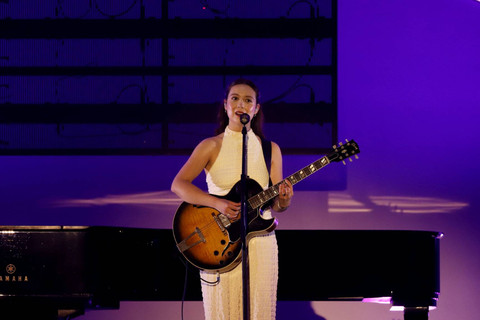 Laufey tampil saat konser Java Jazz Festival 2024 di JIExpo Kemayoran, Jakarta, Jumat (24/5/2024). Foto: Dicky Adam Sidiq/kumparan
