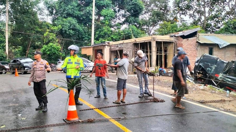 Satlantas Polres Tanggamus saat melakukan evakuasi bis study tour yang masuk jurang di Jalan Lintas Barat, Pekon Sedayu, Kecamatan Semaka, Tanggamus. | Foto: Dok Humas Polres Tanggamus