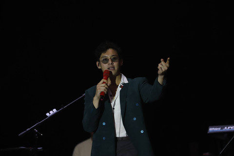 Ardhito Pramono menghibur penonton saat konser BNI Java Jazz Festival 2024 di JI-Expo Kemayoran, Jakarta, Jumat (24/5/2024). Foto: Dicky Adam Sidiq/kumparan