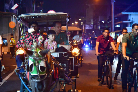 Momen Presiden Jokowi ajak cucunya berkeliling Malioboro naik andong pada Jumat (24/5) malam. Foto: Vico - Biro Pers Sekretariat Presiden
