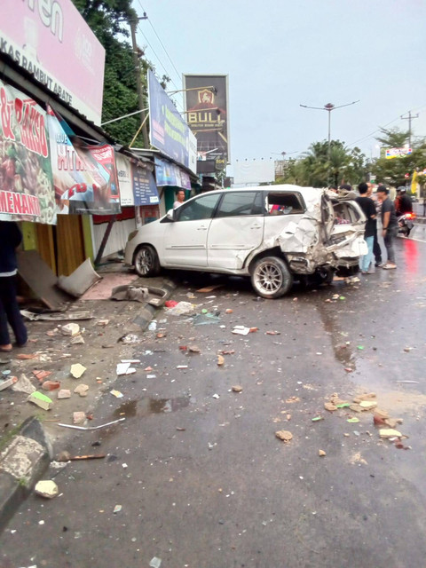 Mobil Inova berwarna putih mengalami kecelakaan hingga menabrak warung di Jalan ZA Pagar Alam, Kedaton, tepatnya sebrang Universitas Bandar Lampung, Sabtu (25/5). | Foto: Dok Istimewa
