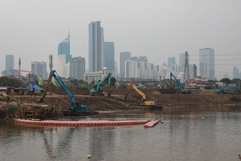 Antisipasi Banjir: Sejumlah pekerja menggunakan alat berat untuk melebarkan Banjir Kanal Barat di kawasan Jakarta, Senin (21/5/2024). Foto: Aditia Noviansyah/kumparan