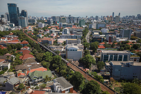 Pembangunan Kota Jakarta: KRL Commuter Line melintas di kawasan Gondangdia yang nampak banyak pembangunan gedung bertingkat, Jakarta, Rabu (20/3/2024). Foto: Aditia Noviansyah/kumparan