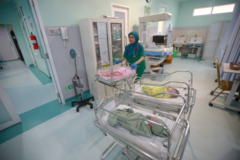 Pertumbuhan Populasi Jakarta: Seorang perawat usai memeriksa kesehatan bayi yang baru dilahirkan di RSUD Taman Sari Jakarta, Selasa 4 Mei 2024. Dalam satu bulan RSUD Taman Sari Jakarta bisa membantu warga untuk bersalin hingga mencapai 50 ibu mengandung. Foto: Aditia Noviansyah/kumparan