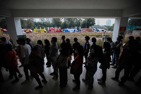 Penukaran Uang Jelang Lebaran: Suasana antrean warga di lokasi penukaran uang rupiah pada momen Ramadan dan Idul Fitri 2024 di Istora Senayan, Jakarta, Kamis (28/3/2024). Untuk menyambut Idul Fitri 2024 Bank Indonesia (BI) mempersiapkan uang layak edar (ULE) sebesar Rp 197,6 triliun untuk memenuhi kebutuhan penukaran uang rupiah pada momen Ramadan. Foto: Aditia Noviansyah/kumparan