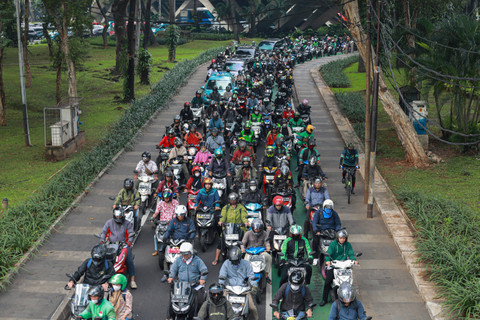 Melintasi Kemacetan Jakarta: Seorang pengendara sepeda melintasi kemacetan kendaraan bermotor di kawasan Sudirman, Jakarta, Senin (20/5/2024). Foto: Aditia Noviansyah/kumparan