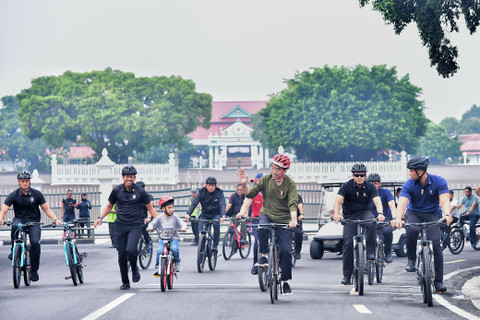 Presiden Joko Widodo bersama cucunya, Jan Ethes Srinarendra, menggowes sepedanya melewati beberapa titik ikonik kota Yogyakarta, Sabtu (25/5). Foto: Dok. Sekretariat Presiden