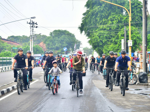 Presiden Joko Widodo bersama cucunya, Jan Ethes Srinarendra, menggowes sepedanya melewati beberapa titik ikonik kota Yogyakarta, Sabtu (25/5). Foto: Dok. Sekretariat Presiden