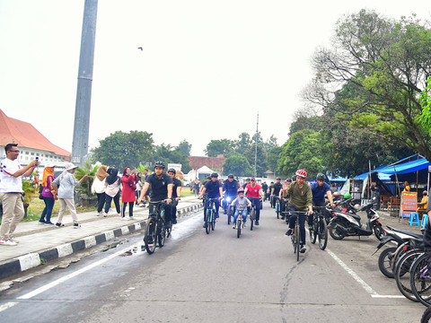 Presiden Joko Widodo bersama cucunya, Jan Ethes Srinarendra, menggowes sepedanya melewati beberapa titik ikonik kota Yogyakarta, Sabtu (25/5). Foto: Dok. Sekretariat Presiden