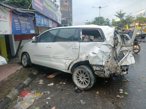 Mobil Inova berwarna putih mengalami kecelakaan hingga menabrak warung di Jalan ZA Pagar Alam, Kedaton, tepatnya sebrang Universitas Bandar Lampung, Sabtu (25/5). | Foto: Dok Istimewa