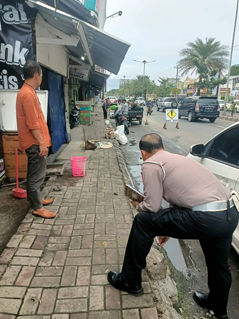 Satlantas Polresta Bandar Lampung saat melakukan olah TKP kecelakaan di Jalan ZA Pagar Alam, depan Universitas Bandar Lampung, Jumat (25/5). | Foto: Dok Satlantas Polresta Bandar Lampung