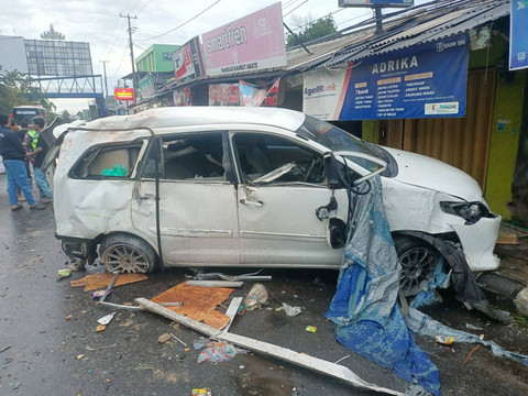 Mobil Inova berwarna putih mengalami kecelakaan hingga menabrak warung di Jalan ZA Pagar Alam, Kedaton, tepatnya sebrang Universitas Bandar Lampung, Sabtu (25/5). | Foto: Dok Istimewa