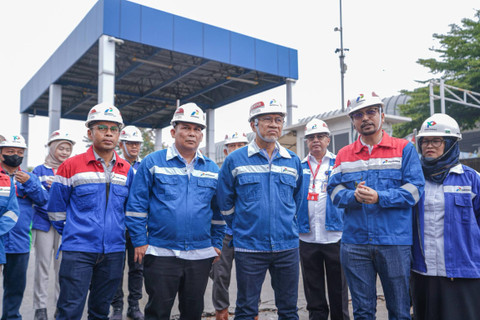 Menteri Perdagangan Zulkifli Hasan didampingi Direktur Pemasaran Regional Pertamina Patra Niaga Mars Ega Legowo saat melakukan kunjungan kerja ke Stasiun Pengisian Bulk Elpiji (SPBE) di Tanjung Priok, Jakarta Utara, Sabtu (25/5/2024). Foto: Dok. Pertamina