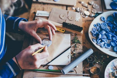 Sebutkan berbagai jenis karya seni rupa daerah di Indonesia yang kamu ketahui. Foto hanya ilustrasi. Sumber foto: Unsplash/Annie