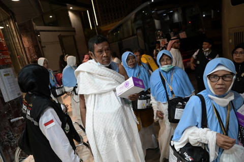 Jemaah calon haji Indonesia embarkasi Solo SOC 43 tiba di hotel, Makkah, Arab Saudi, Sabtu (25/5/2024). Foto: Sigid Kurniawan/Antara Foto