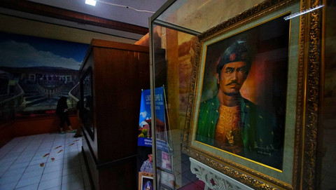 Lukisan bergambar Sultan Mahmud Badaruddin yang terpajang di museum negeri Sumsel, Sabtu (25/5) Foto: ary priyanto/urban id