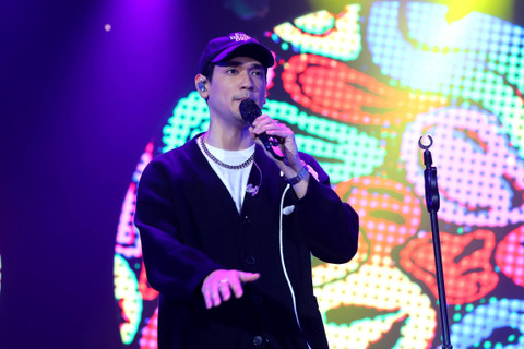 Afgan menghibur penonton saat konser BNI Java Jazz Festival 2024 di JIExpo Kemayoran, Jakarta, Sabtu (25/5/2024). Foto: Dicky Adam Sidiq/kumparan