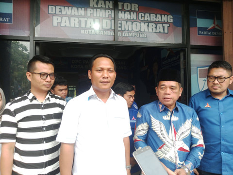 Ketua KNPI Provinsi Lampung Iqbal Ardiansyah bersama Ketua DPC Partai Demokrat Bandar Lampung Budiman AS. | Foto : Eka Febriani / Lampung Geh