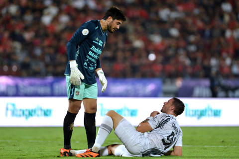 Kiper Bali United Aldison Maringa bersitegang dengan pemain Borneo FC Samarinda Felipe Cadenazzi (kanan) saat leg pertama perebutan tempat ketiga Championship Series Liga 1 2023/2024 di Stadion Kapten I Wayan Dipta Gianyar, Bali, Sabtu (25/5/2024). Foto: Fikri Yusuf/ANTARA FOTO