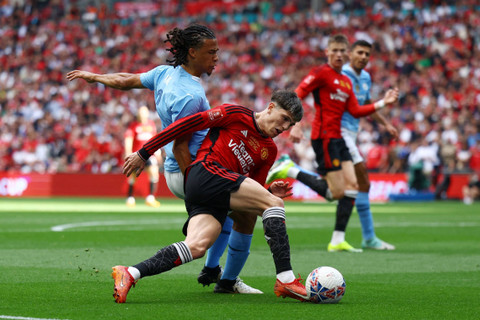 Pemain Manchester City Nathan Ake beraksi bersama pemain Manchester United Alejandro Garnacho di Stadion Wembley, London, Inggris, Jumat (25/5/2024). Foto: Hannah McKay/Reuters