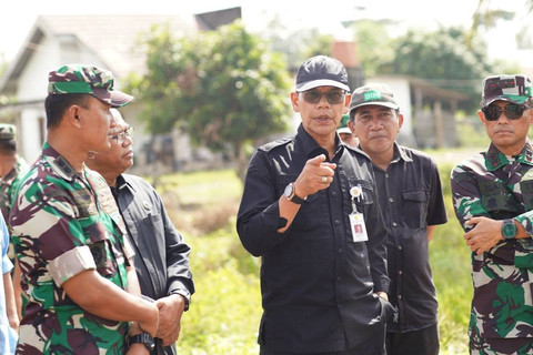 Dirjen PSP Kementan bersama Pangdam II Sriwijaya tinjau langsung lokasi opla di Desa Srimenanti, Kecamatan Tanjung Lago, Kabupaten Banyuasin, Sabtu (25/5/2024). Foto: Dok. Kementan RI