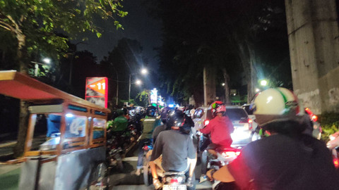 Jalan sekitar Gelora Bung Karno (GBK), Jakarta Pusat, padat akibat bubaran konser Avenged Sevenfold, Sabtu (25/5/2024). Foto: Jonathan Devin/kumparan