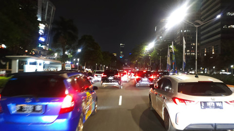 Jalan sekitar Gelora Bung Karno (GBK), Jakarta Pusat, padat akibat bubaran konser Avenged Sevenfold, Sabtu (25/5/2024). Foto: Jonathan Devin/kumparan
