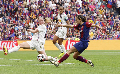 Aitana Bonmati saat mencetak gol ke gawang Lyon di final Liga Champions Wanita 2024.  Foto: Albert Gea/Reuters