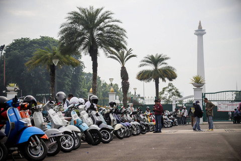 Para pecinta motor skuter seperti Vespa, Bajaj dan Lambretta berkumpul di gerbang Monumen Nasional, Jakarta, Minggu (26/5/2024). Foto: Jamal Ramadhan/kumparan