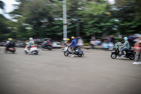 Para pecinta motor skuter seperti Vespa, Bajaj dan Lambretta riding bersama menuju CIBIS Park dari gerbang Monumen Nasional, Jakarta, Minggu (26/5/2024). Foto: Jamal Ramadhan/kumparan