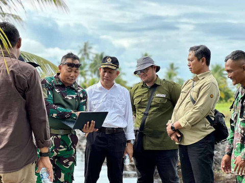 Tim Kementan meninjau pengerjaan program optimalisasi lahan rawa. Foto: Dok. Pendim Mempawah