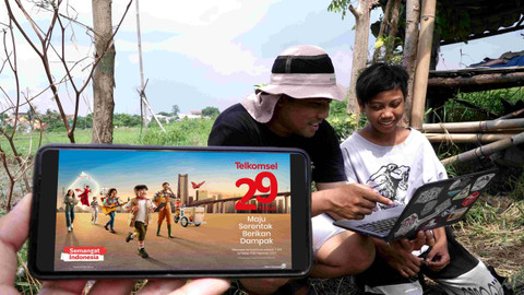Warga memakai jaringan Telkomsel untuk koneksi internet di smartphone dan laptop. Foto: Dok. Telkomsel