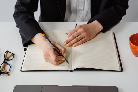 Bagaimana pelaksanaan revitalisasi komponen MBS dalam pelaksanaan operasional sekolah? Jelaskan masing-masing komponen dan berikan contoh kegiatannya!. Foto hanya ilustrasi, bukan yang sebenarnya. Sumber: Pexels/MART  PRODUCTION