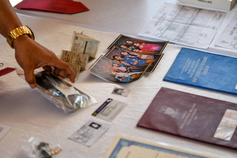 Petugas Kepolisian menyimpan barang bukti dari tersangka kasus pembunuhan Pegi Setiawan saat menggelar konferensi pers di Gedung Ditreskrimum Polda Jabar, Bandung, Jawa Barat, Minggu (26/5/2024). Foto: Raisan Al Farisi/ANTARA FOTO