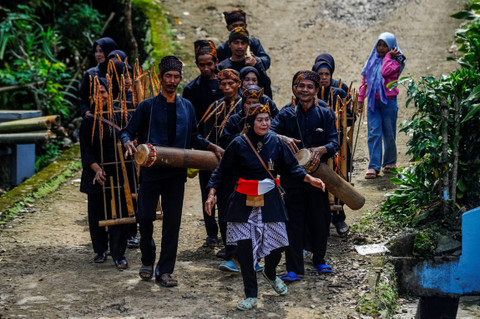 Masyarakat Kasepuhan Pasir Eurih memainkan musik angklung buhun berkeliling kampung di Desa Sindang Laya, Lebak, Banten, Minggu (26/5/2024). Foto: Muhammad Bagus Khoirunas/ANTARA FOTO