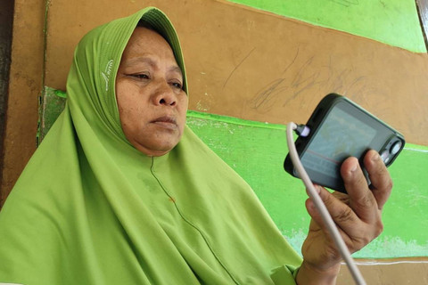 Kartini (48), Ibunda Pegi Setiawan tak kuasa menahan air mata saat melihat langsung rilis Polda Jabar terkait kasus pembunuhan Vina dan Eky, Sabtu (26/5/2024). Foto: kumparan