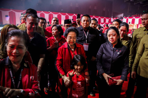 Ketua umum PDIP Megawati Soekarnoputri bersama seorang anak pada penutupan Rakernas V PDIP di Beach City International Stadium Ancol, Jakarta, Minggu (26/5/2024). Foto: Jamal Ramadhan/kumparan