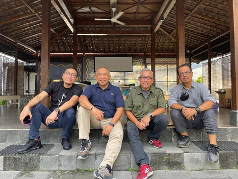 Dari kiri ke kanan: CEO Dagadu Djokdja, Mirza Arditya (alm), dan para founder/komisaris, Erwin Anandita, Edi Prayitno, A Noor Arief. Foto: Dok. A Noor Arief.