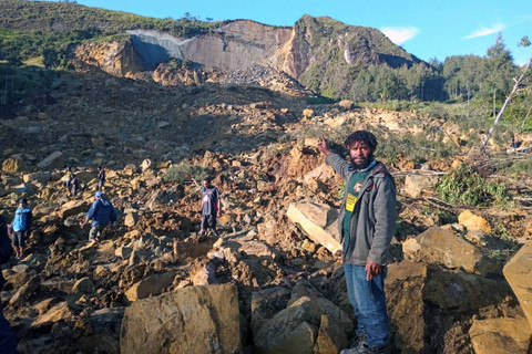 Orang-orang berkumpul di lokasi tanah longsor di Maip Mulitaka di Provinsi Enga, Papua Nugini, Kamis (24/5/2024). Foto: STR/AFP