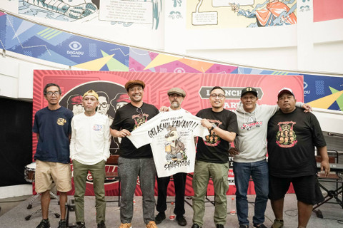 CEO Dagadu Djokdja saat meluncurkan kolaborasi Dagadu dengan Shaggydog pada Senin (21/5). Foto: Dok. Dagadu Djokdja